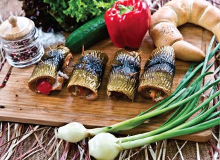 Herring rolls with vegetables